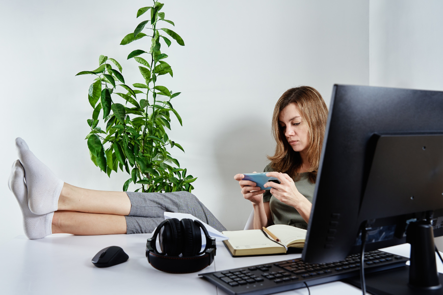 Women with her fit up to her working table