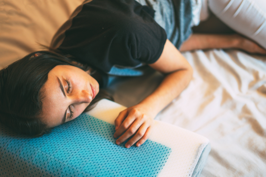Woman sleeping with ergonomic pillow